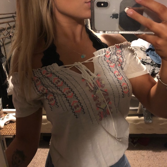 Beautiful embroidered off the shoulder blouse 👚 - Picture 2 of 8